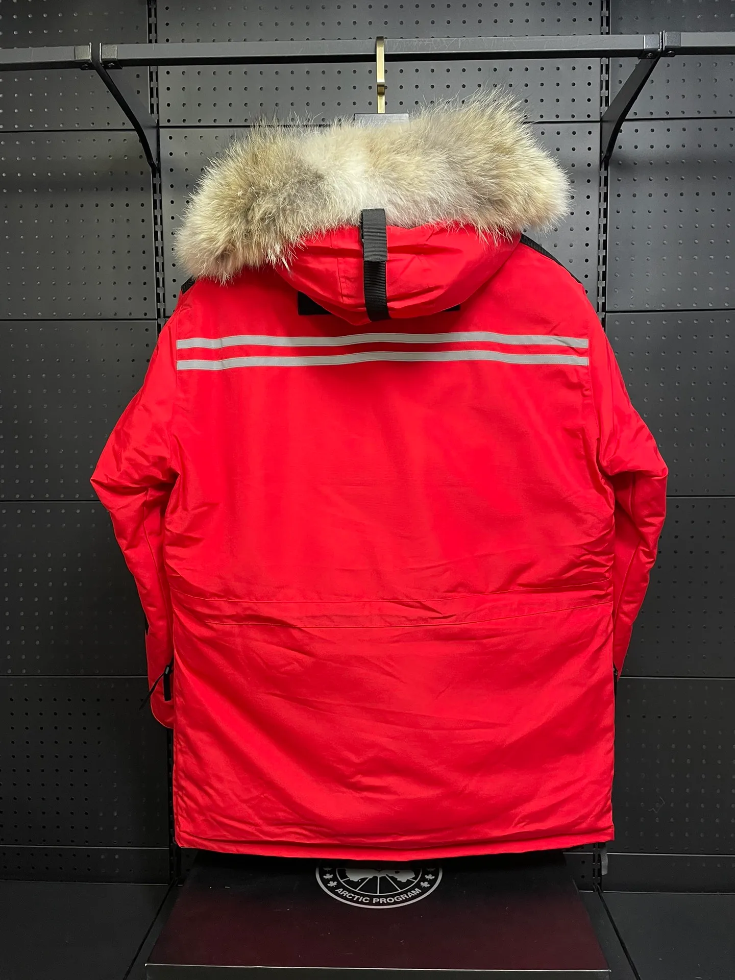 P1060 CANADA GOOES 🇨🇦ⒿⓅⓈ manufactures 10 models of snow curse men and women couples. Factory direct supply: supplying global purchasing agents, micro-business, entities, Tmall, high-end stalls and studio cooperation, free shipping! There are 10 types of Canada Goose Snow Mantra parkas for men and women, the Rolls-Royce of down jackets. ➖ Industry-leading anti-counterfeiting chip sensing. ➖ Imported Behringer embroidery machines and customized embroidery labels, the highest level and industry leading. ➖ Imported Korean 21-count polyester-cotton blended original fabric, TC85 waterproof coated fabric, water-repellent, windproof and wear-resistant. ➖ The new national standard 90 white duck down has an average down filling of 300 grams. The amount of down filling is industry-leading. ➖ 100% nylon lining with double double-layer sealing design to prevent velvet running, and seamless thread design on the cuffs! ➖ Yoshida YKK provides original factory-customized electroplated sliders. YKK two-way lockable zippers are tight and smooth and do not peel off paint. ➖ 3M composite Velcro is durable and the accessories and hardware are all custom-made. Note: Our copywriting is only simple and clear. Instead of bragging about the copywriting, it is better to compare and understand with samples. Only for the purest goose, the most dedicated, the most professional, the highest quality, the highest cost performance! SIZE:XS-XXL [with size chart]